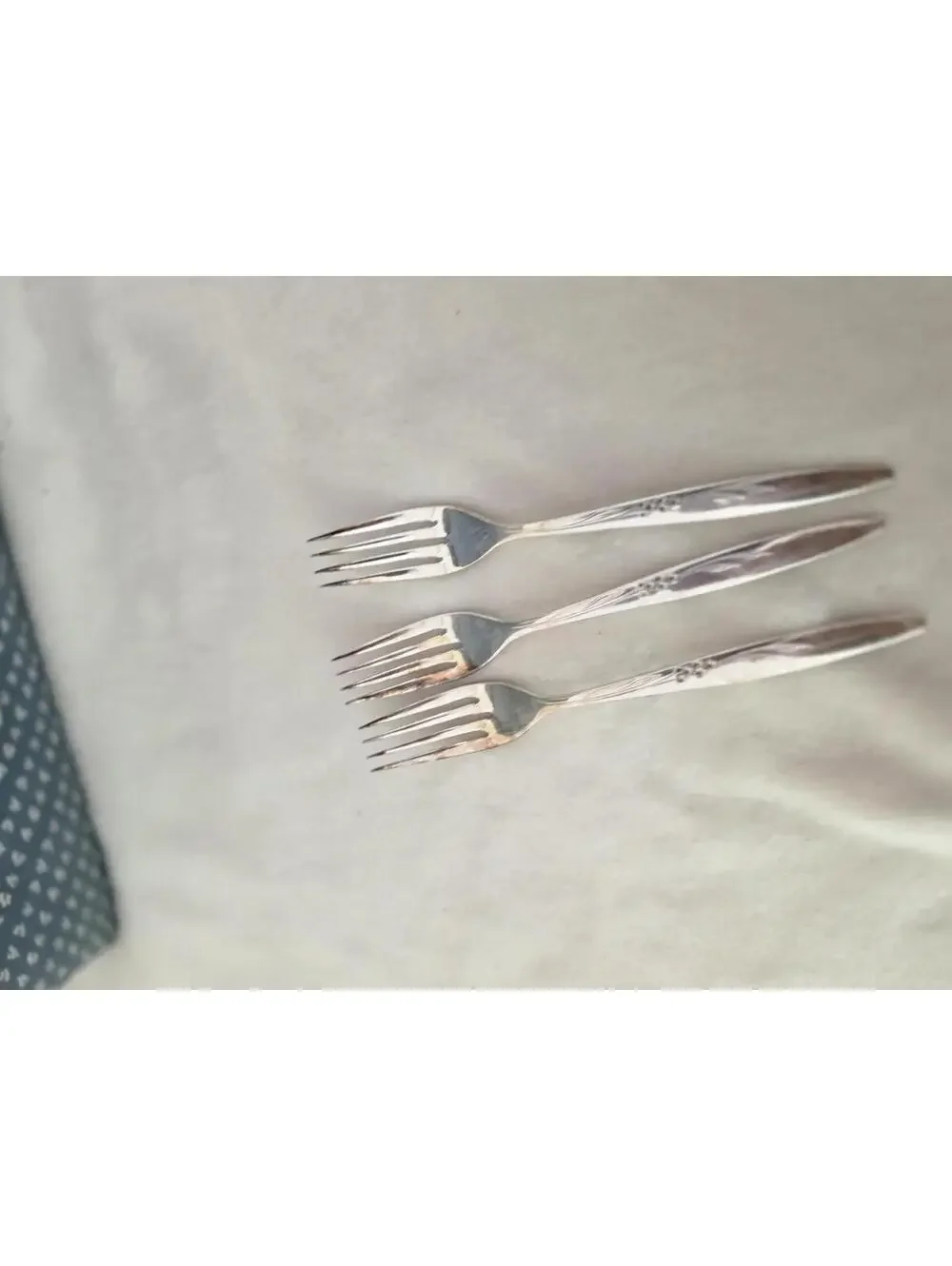 Oneida Gentle Rose Silverplate Salad Forks Set of 4 6 3/8